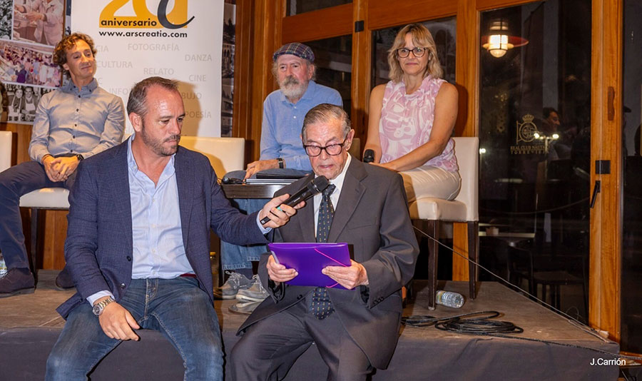 El presidente del club sostiene el micrófono mientras Andrés Javaloy lee su texto de agradecimiento.